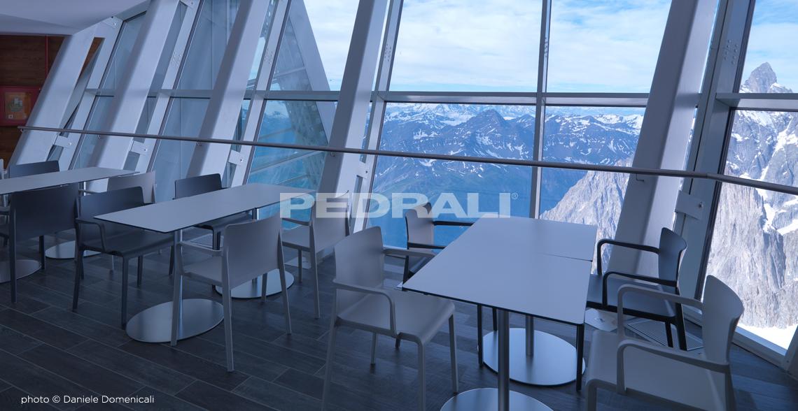 Стул с подлокотниками из полипропилена Pedrali Volt 675 в интерьере Skyway Monte Bianco Helbronner bar, Italy