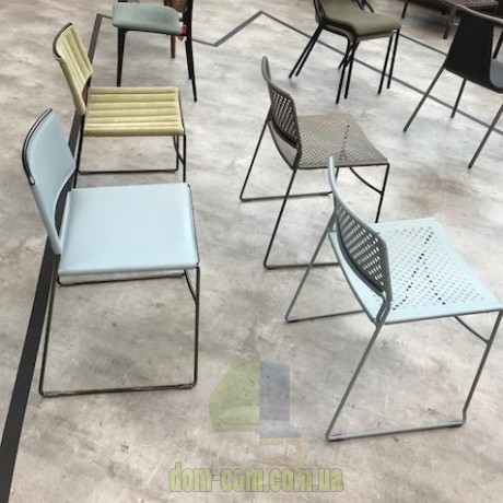 Стул из стали на полозьях в мягкой обивке Midj Slim