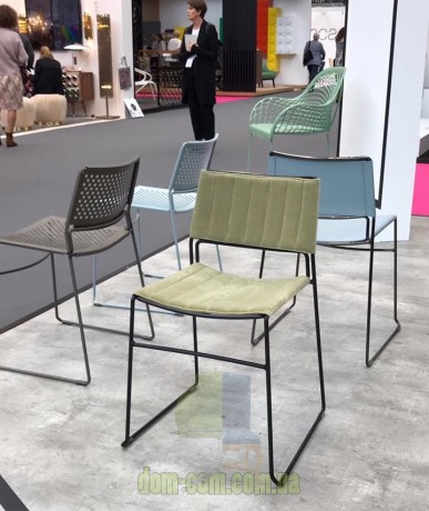 Стул из стали на полозьях в мягкой обивке Midj Slim