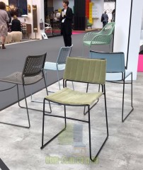 Стул из стали на полозьях в мягкой обивке Midj Slim