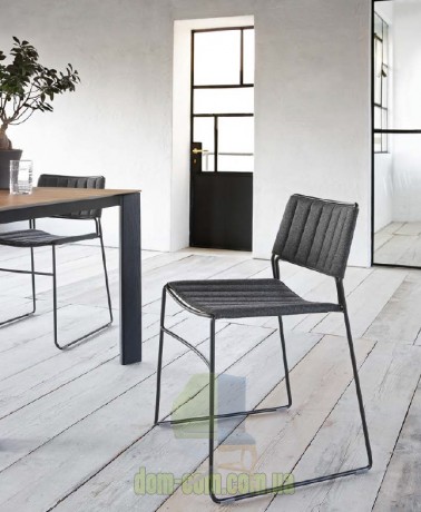 Стул из стали на полозьях в мягкой обивке Midj Slim