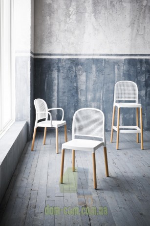 Стул с мягкими линиями на деревяных ножках Gaber PANAMA