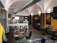 Металлический стул сидением из фанеры Midj Ola