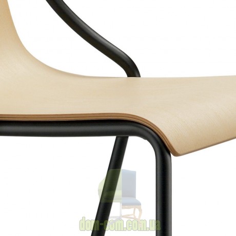 Стул с подлокотниками и  сидением из фанеры Midj Ola