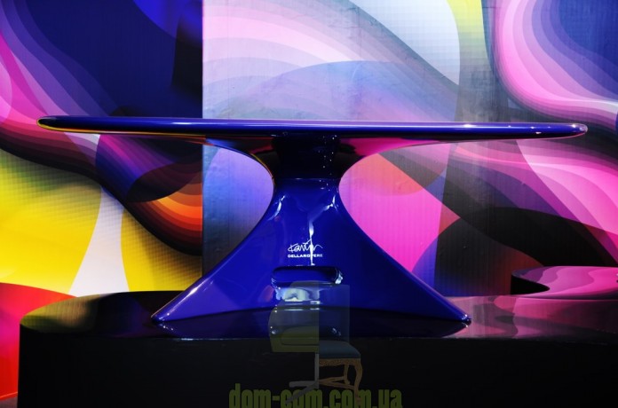 Футуристический стол для руководителя Zero Della Rovere