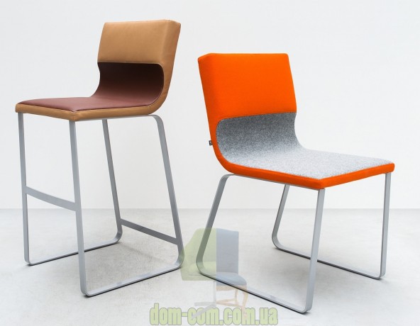 Барный стул в мягкой обивке Noti Comma