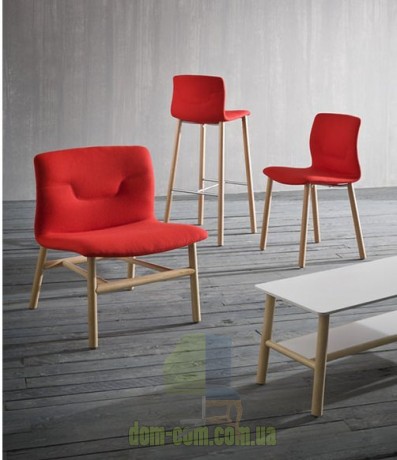 Универсальное кресло на деревянных ножках Gaber SLOT