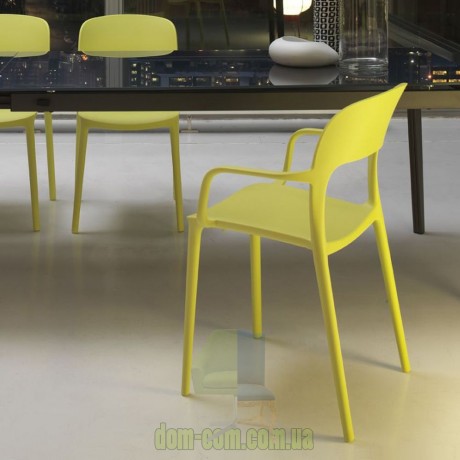 Яркий стул с подлокотниками из полипропилена Bontempi Casa Gipsy