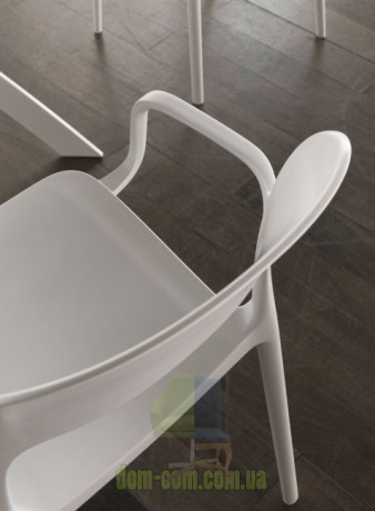 Яркий стул с подлокотниками из полипропилена Bontempi Casa Gipsy