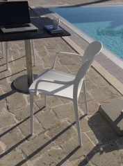 Яркий стул с подлокотниками из полипропилена Bontempi Casa Gipsy