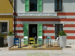 Яркий стул с подлокотниками из полипропилена Bontempi Casa Gipsy