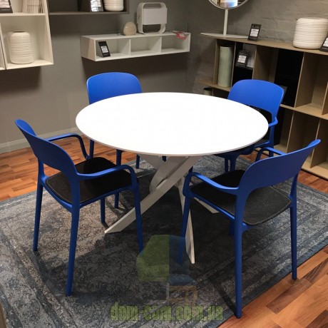 Яркий стул с подлокотниками из полипропилена Bontempi Casa Gipsy