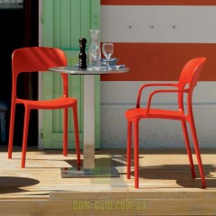 Яркий стул с подлокотниками из полипропилена Bontempi Casa Gipsy