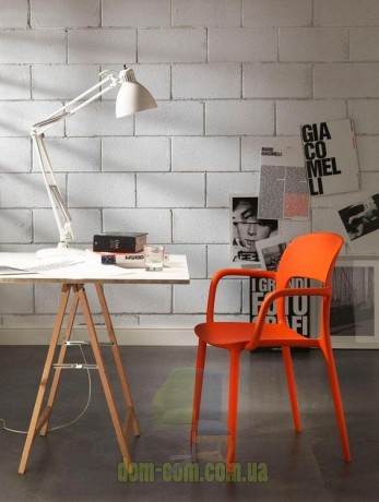 Яркий стул с подлокотниками из полипропилена Bontempi Casa Gipsy