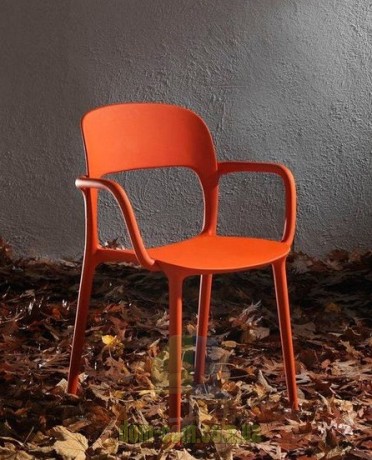 Яркий стул с подлокотниками из полипропилена Bontempi Casa Gipsy