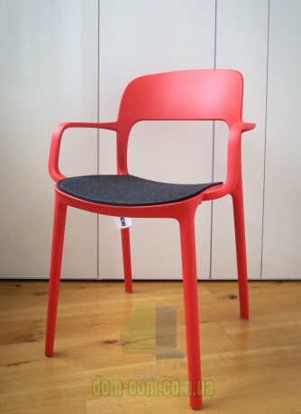 Яркий стул с подлокотниками из полипропилена Bontempi Casa Gipsy