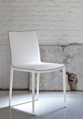 Дизайнерский стул с ножками в ткани или коже Bontempi Nata