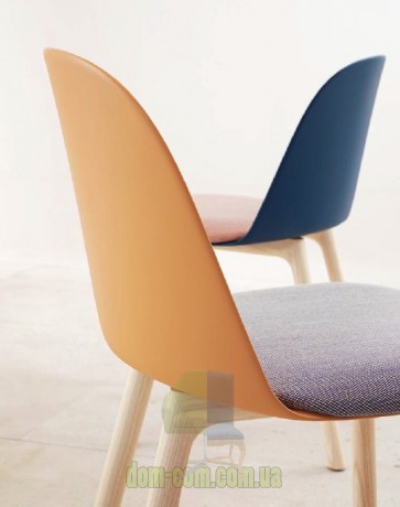 Дизайнерский стул обтекаемой формы на деревянных ногах Miniforms Mariolina