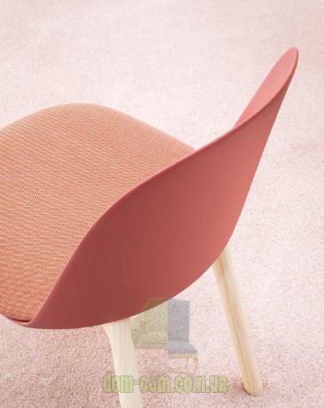 Дизайнерский стул обтекаемой формы на деревянных ногах Miniforms Mariolina