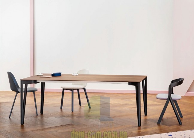 Дизайнерский стул обтекаемой формы на деревянных ногах Miniforms Mariolina