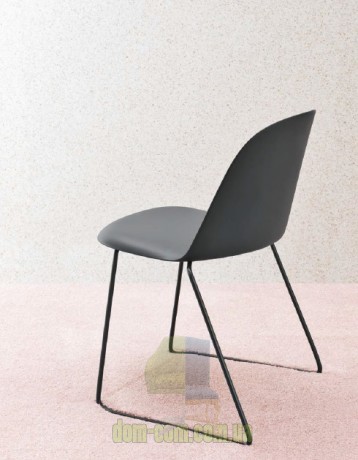 Дизайнерский стул обтекаемой формы на полозьях Miniforms Mariolina