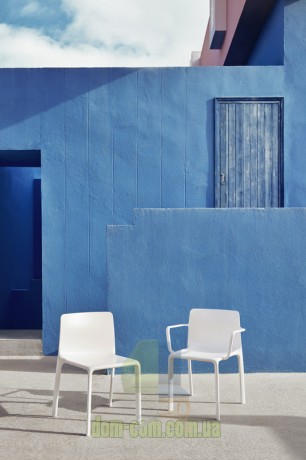 Штабелируемый стул с подлокотниками Vondom Kes от Gabriele&Oscar Buratti