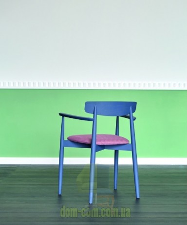 Лаконичный деревянный стул с подлокотниками Miniforms Claretta