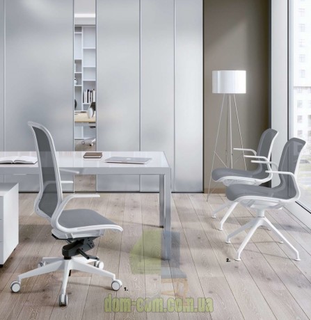 Конференц кресло  в сетке MyMesh Sesta