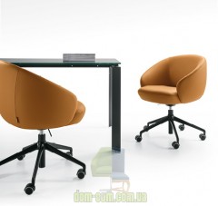 Удобное поворотное кресло Botero Mignon Sesta