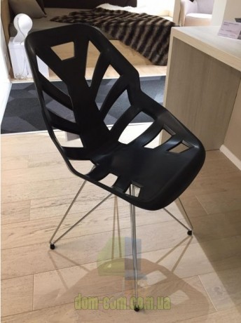 Стул в стильном дизайне на ноге эйфель Gaber Ninja