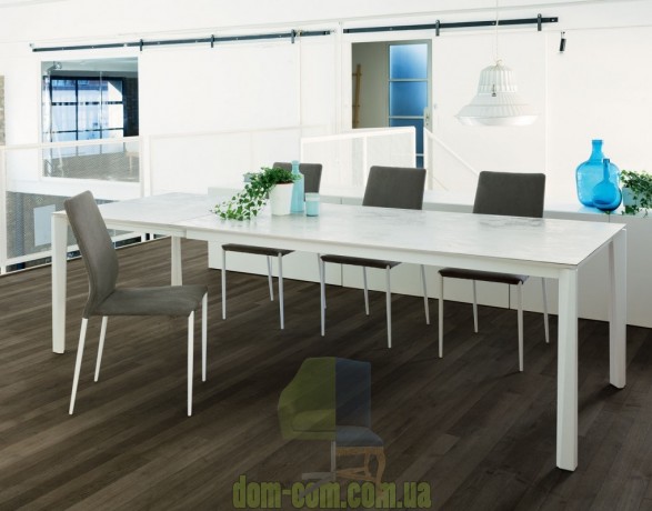 Обеденный стол на необычных ногах Ingenia Bontempi Casa Prisma