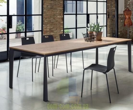 Обеденный стол на необычных ногах Ingenia Bontempi Casa Prisma