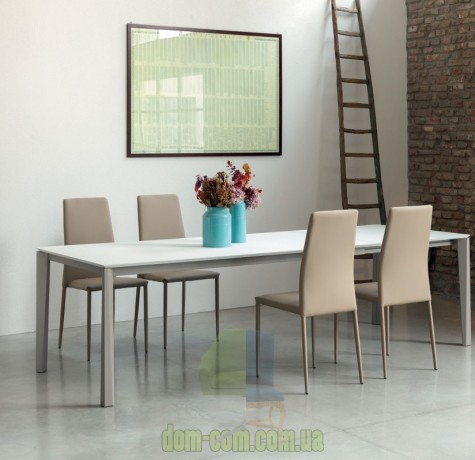 Обеденный стол на необычных ногах Ingenia Bontempi Casa Prisma