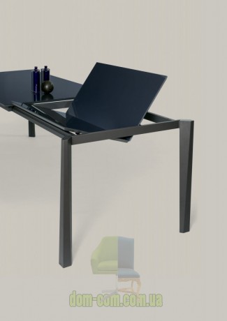 Обеденный стол на необычных ногах Ingenia Bontempi Casa Prisma