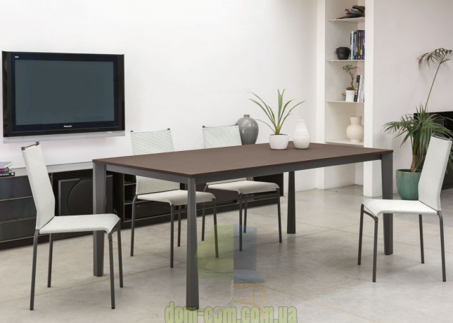 Обеденный стол на необычных ногах Ingenia Bontempi Casa Prisma