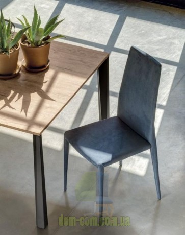 Обеденный стол на необычных ногах Ingenia Bontempi Casa Prisma