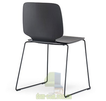 Стул из гнутой фанеры на полозьях Pedrali Babila 2720