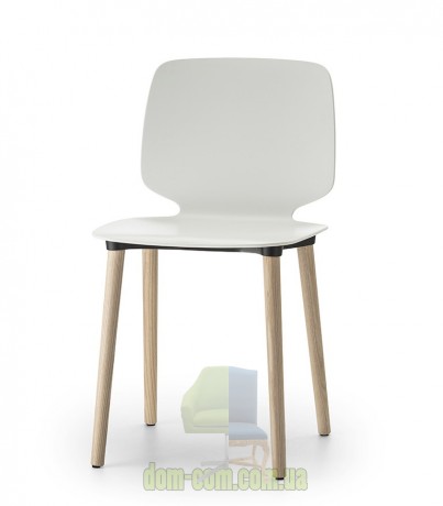Стул из технополимера на деревянных ножках Pedrali Babila 2750