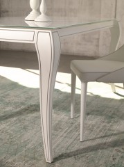 Красивый декорированный стол с плавными формами Friulsedie