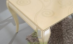 Красивый декорированный стол с плавными формами Friulsedie