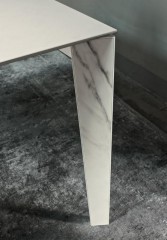 Обеденный стол  в необычной отделке Bontempi Casa Senso