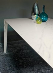 Обеденный стол  в необычной отделке Bontempi Casa Senso