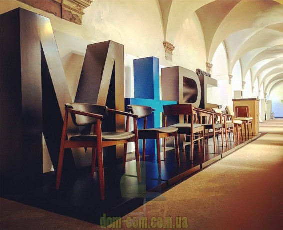 Деревянный стул с подлокотниками Joanne JMS M954С