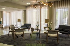 Деревянное кресло с подлокотниками Joanne M956