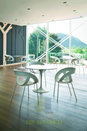 Комфортное кресло из технополимера Gaber Moema