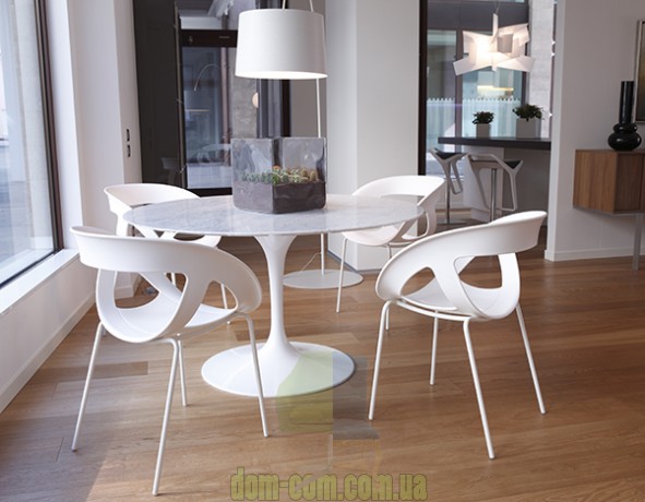 Комфортное кресло из технополимера Gaber Moema