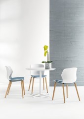 Стул для посетителей на деревянных ножках Sesta Nofrill
