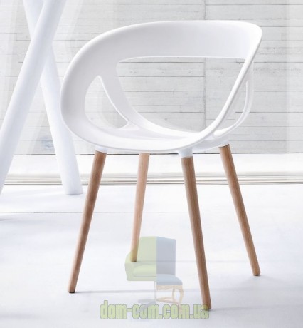 Кресло на ножках из полимера или дерева Gaber Moema