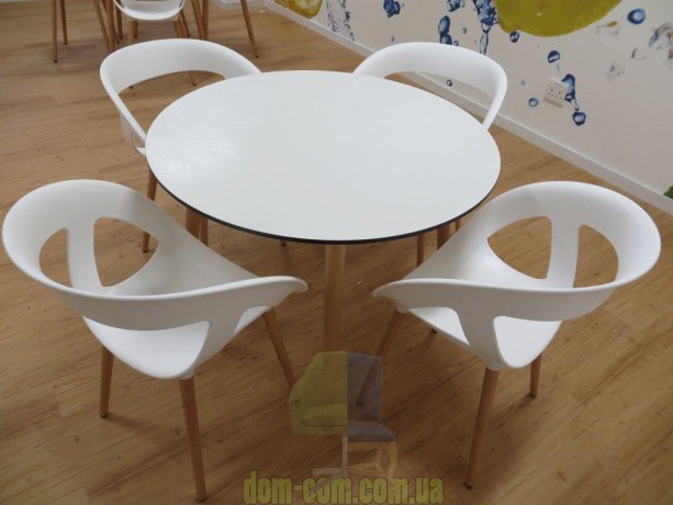 Кресло на ножках из полимера или дерева Gaber Moema