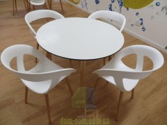 Кресло на ножках из полимера или дерева Gaber Moema